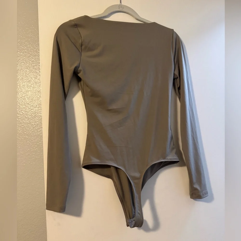 Abercrombie & Fitch Ruched Long Sleeve Bodysuit - Picture 2 of 3